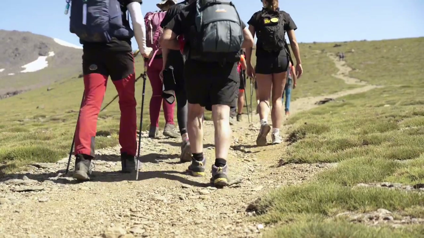 Grupo caminando en Sierra Nevada durante CIMA