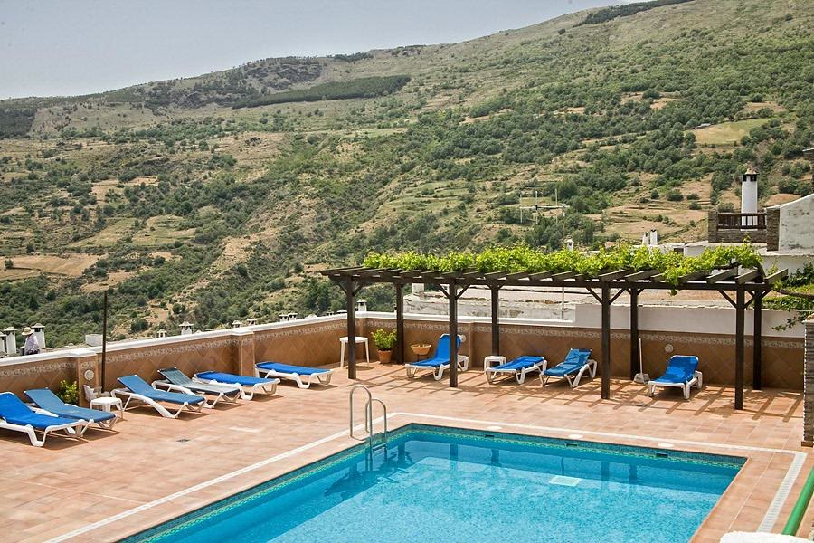 Piscina con vistas a Sierra Nevada